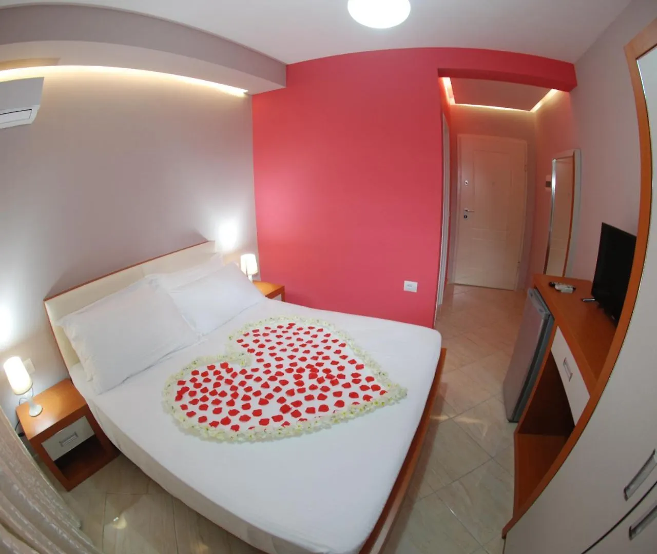 Hotel Divers Radhimë 3*,