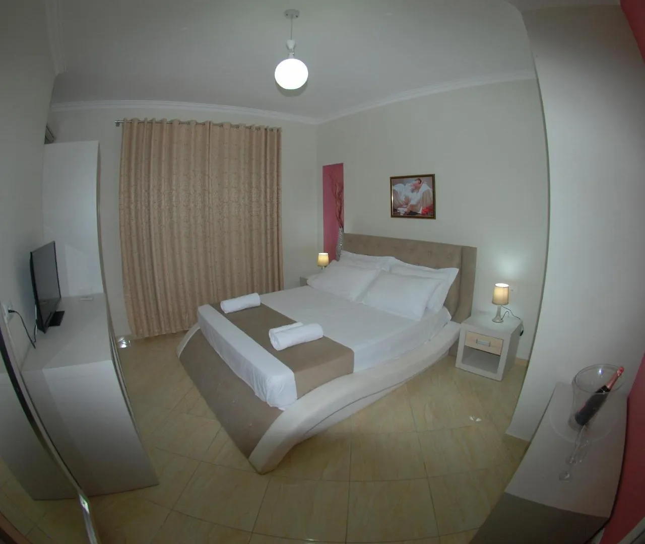 Hotel Divers Radhimë