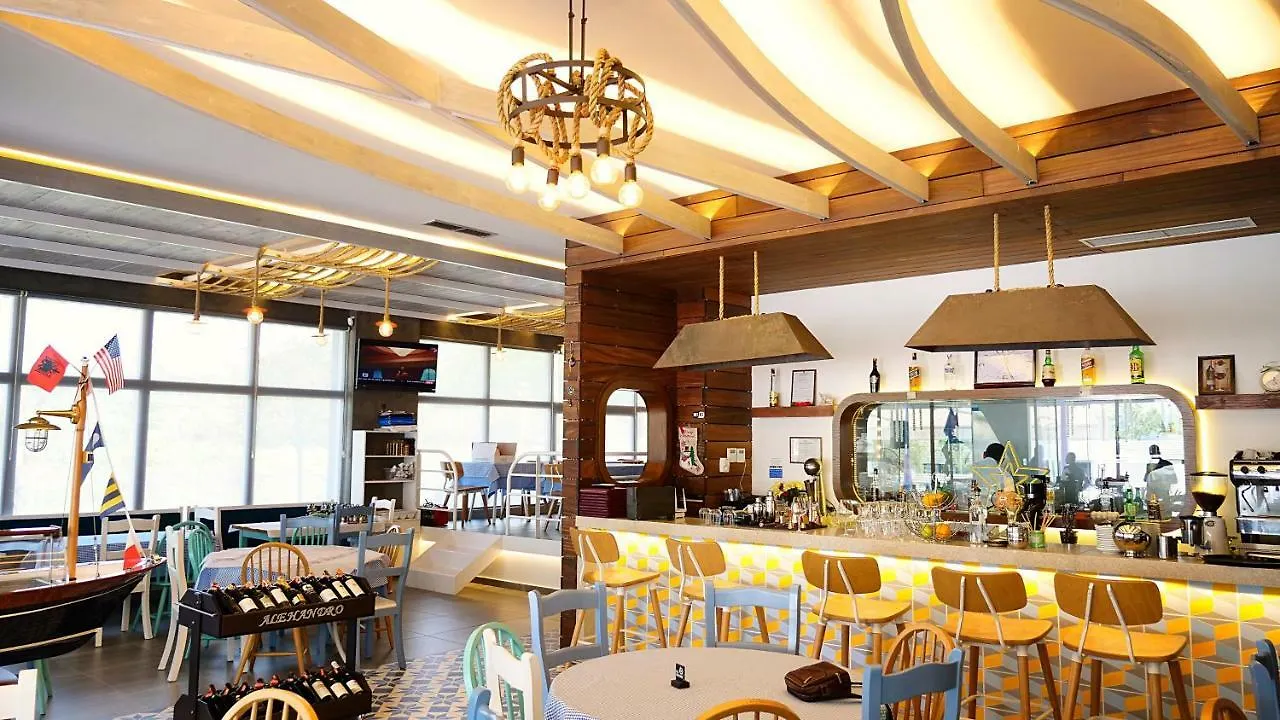 Hotel Divers Radhimë