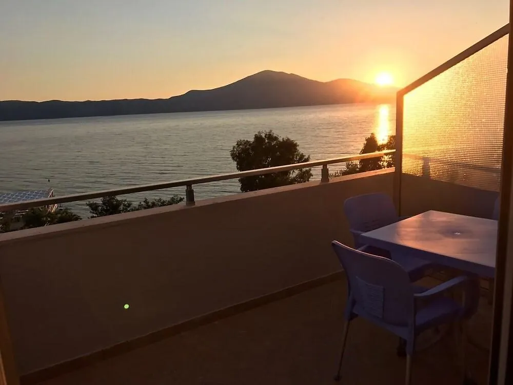 Hotel Divers Radhimë